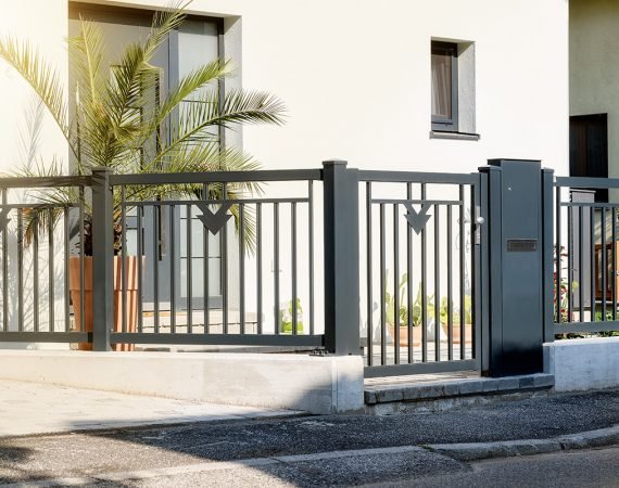 guardi-aluzaun-modell-toskana-zaunfeld-gartentuer-briefkastensaeule-2-lowres